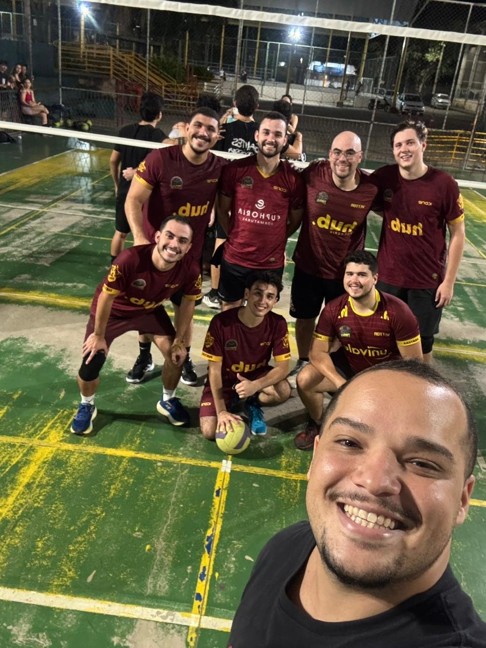 Ryan (ajoelhado ao centro) e o time masculino de vôlei da MedPantera UNIVALE
